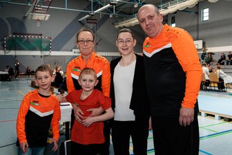 Nicht nur eine Familie des ATV Hainichen ist im Turnmodus – sondern der ganze Verein - Die ATV-Vorsitzende Annett Höhn (h. l.) in einer kurzen Wettkampfpause mit ihrer Tochter Susan und ihrem Ehemann Frank Schuster. Vorn links Felix Braune und daneben Leon Schuster. Auch die Mutti von Felix war am Samstag als Kampfrichterin und Übungsleiterin für den ATV im Einsatz.