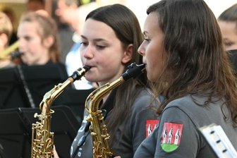 Nicht nur Fahnenschwinger begeistern Besucher beim Altstadtfest in Kirchberg -