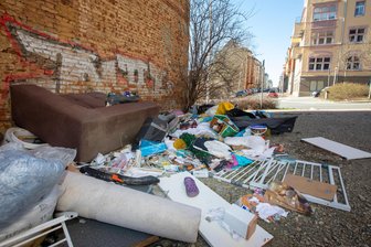 Nicht nur illegal entsorgter Müll bringt Plauener auf die Palme - Bergeweise Hausrat wurde jüngst an der Plauener Kaiserstraße entsorgt.