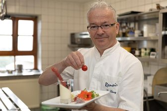Nicht nur in Auerbach oben: Warum das Restaurant Renoir seit 30 Jahren für Raffinesse steht - Küchenchef Ulf König mit einer italienische Vorspeise Vitello Tonato: Kalbfleisch mit Thunfischsoße und Parmesan Panna Cotta.