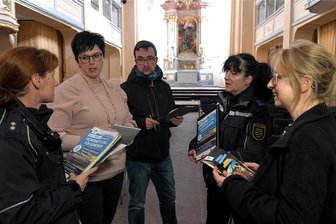 Nicht nur Karneval: Vier Tipps für die Woche in Mittelsachsen - Polizistin Janet Pauer, Jana Lützner, Philipp Cieslak, Polizistin Katy Seyferth und Katrin Pilz bei den Vorbereitungen zum Freiberger Sicherheitstag.