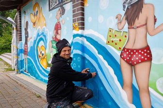 Nicht nur Quietscheenten machen Oberlungwitz vor dem Strumpffest bunter - Sebastian Schindler gestaltet die Wände des Oberlungwitzer Festplatz-Gebäudes.