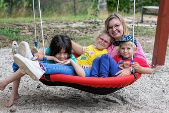 Nicht nur Schulen und Kita: Bekommt Plauen ein Montessori-Altenheim? - "Chillen" ist eine Lieblingsbeschäftigung der Montessori-Kinder, zumindest wenn sie freie Spielzeit haben. Wie man im Bild mit Einrichtungsleiterin Amily Heinze und drei der rund 50 Mädchen und Jungen - Makside, Charlotte, und Petro (von links) - sieht, bedeutet das "entspannt abhängen". 