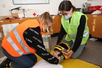 Nicht nur stabile Seitenlage: Helfer machen sich fit - Lea Burkert (links) und Anna-Lena Mauersberger trainieren im Rot-Kreuz-Museum Beierfeld den Ernstfall. An der Oberschule Beierfeld werden sie den Schulsanitätsdienst übernehmen.