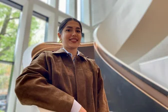 Nicht nur Studentin ist beeindruckt: Einblicke in Vorzeigebau für Zwickauer Hochschule - Studentin Shakila Bagherzadeh steht auf einer geschwungenen Treppe, einem der architektonischen Höhepunkte des Neubaus.