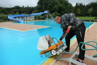 Nicht nur Warten auf den Sommer: Was ein Schwimmmeister bei schlechtem Wetter im Freibad zu tun hat - Wenn keine Gäste im Gornauer Freibad sind, nutzt Georg Müller gern die Zeit, um den Beckenbodensauger zu Wasser zu lassen.