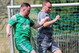 Nicht nur Wernesgrün hofft auf Überraschung - Grün-Weiß Wernesgrün mit Maximilian Kühne (links) machte in der Ausscheidungsrunde mit einem sicheren 5:2-Erfolg bei der SpG Straßberg/Kürbitz (Kevin Zöller) das Weiterkommen perfekt. Nun wartet die SG Rotschau auf die Grün-Weißen.
