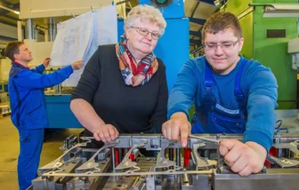 Nicht ohne meine Betreuerin - Hannelore Keunecke besucht Marcel Graupner im Ausbildungsbetrieb, dem Gebrüder Richter Werkzeugbau in Grünhain-Beierfeld. Sie hält auch mit Ausbilder Lars Uhlmann (hinten) Kontakt.