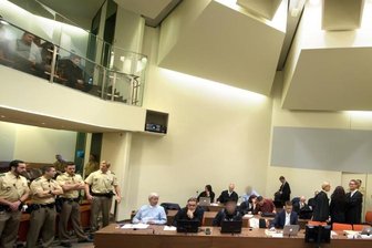 Nicht reden, viel sagen - Der Blick auf die Anklagebank (Beschuldigte sind unkenntlich gemacht): Der Schuldfrage kam man in 150 Prozesstagen näher, doch reichte das NSU-Netzwerk viel weiter.