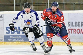Nicht schön, aber erfolgreich: Eishockey-Wölfe bezwingen Dresden zum Jahresauftakt - Tomas Rubes (rechts) trug mit seinem Doppelpack entscheidend zum Heimsieg gegen Dresden bei.