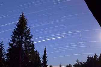 Nicht Taylor, aber Swift: Chef der Sternwarte Rodewisch verrät, wann die Sternschnuppen fliegen - Diese Aufnahme von Meteoren, besser bekannt als Sternschnuppen, gelang Olaf Graf 2020 in der Lausitz. Auch nächste Woche wird er Stativ mit Kamera aufstellen.