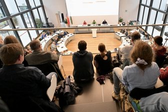 „Nicht umsetzbar und somit unrealistisch“: Wie es nach unterschiedlichen Sparvorgaben aus Plauen und Zwickau für das Theater weitergeht - Das Ensemble des Theaters Plauen-Zwickau verfolgt die Zwickauer Stadtratssitzung: Welche Sparvariante gilt denn nun?