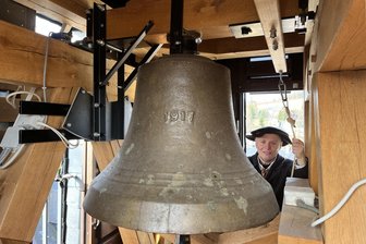 Nicht wundern: Glocken des Ratskellers Schwarzenberg werden am 6. März viel häufiger und unregelmäßig läuten - Gerd Schlesinger läutet die Glocken des Ratskellers. Am Donnerstag schiebt der Türmer Sonderschichten.