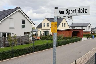 Nichts außer Wohnen: Anwohner wollen Gebiet umwidmen - Bewohner des Neubaugebiets "An der Forststraße" in Neukirchen wollen aus dem allgemeinen ein reines Wohngebiet machen. Dafür muss unter anderem ein Lärmgutachten her. Gemeinderäte befürchten, dass das Auswirkungen auf den benachbarten Sportplatz haben könnte. 