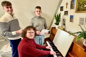 „Nichts für die Massen“: Drei junge Erzgebirger besetzen mit ihrer Musik eine Nische - Hannes Potscher (l.), Alessandro Berger am Klavier und Willy Eberhart bilden das Musikertrio „Dreierlaa“. Ihre Musik ist traditionell und besonders.