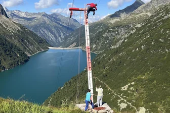 Nichts für schwache Nerven: Mutige Helfer packen in luftiger Höhe an der Plauener Hütte an - Die vierköpfige Klettergruppe erledigte den Auftrag mit teils akrobatischem Einsatz.