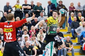 Nichts für schwache Nerven: SV 04 Oberlosa entscheidet Handballkrimi knapp für sich - Johann Niklas Malta (am Ball) hat mit dem SV 04 am Samstagabend für jede Menge Nervenkitzel gesorgt.