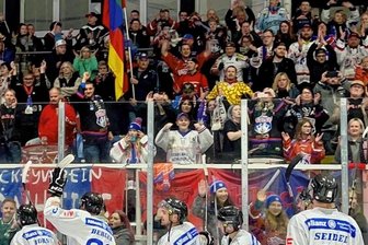 Nichts für schwache Nerven - Die 300 mitgereisten Wölfe-Fans hatten in Chemnitz allen Grund zur Freude. Schönheide entschied auch das Auswärtsderby für sich.