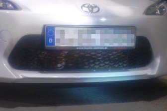 Nichts ist unmöglich: Toyota-Fahrer fängt Fuchs bei Kollision - Nichts ist unmöglich: Meister Reinecke im Motorraum des Toyota.