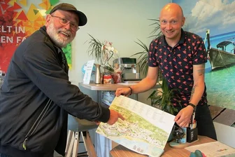 Nichts wie weg: Vogtländer zieht es zum Sommerurlaub 2022 wieder in die Ferne - Peter Hecker (links) aus Lengenfeld kam jüngst aus einem bei Sebastian Petzoldt gebuchten Griechenland-Urlaub zurück und berichtete dem Reisebüro-Betreiber von seinen Erlebnissen. 