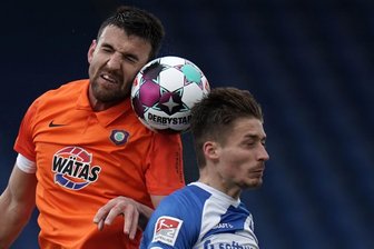 Aues Mittelfeldspieler Ognjen Gnjatic (l) und Darmstadts Mittelfeldspieler Marvin Mehlem beim Kopfball.