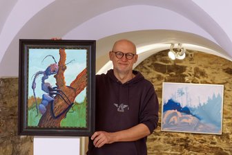 Nichts zum Kuscheln: Exotische und fantasievolle Krabbeltierchen in der „Kleinen Galerie“ in Hohenstein-Ernstthal - Der Maler und Grafiker Ulf H. Rickmann mit der Arbeit „Ophiocordyceps“ (links)