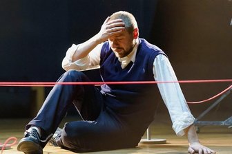 Nick Hornby auf der Bühne im Erzgebirge: Wenn ein Monolog eigentlich keiner ist - Vladislav Weis in "Nipplejesus".