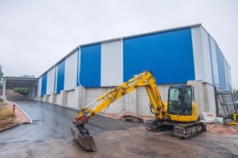 Nickelhütte Aue auf Expansionskurs - Fast fertig ist die neue Lagerhalle im Bereich des Becher-Gutes in Aue. Die Nickelhütte Aue würde sich gern noch mehr erweitern, was laut Geschäftsführer an langwierigen Genehmigungsverfahren scheitert.