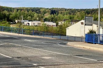 Nickelhütte Aue investiert Millionenbetrag in neue Halle - Auf dem Gelände des ehemaligen Becherguts direkt am Becherweg in Aue soll der Hallenneubau entstehen.