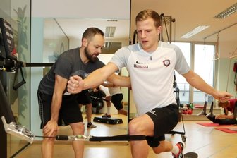 Nicky Adlers doppelte Vorfreude - Bei seinen Rehaübungen wird Nicky Adler in Leipzig von Sporttherapeut Daniel Förster fachmännisch betreut undgefordert.