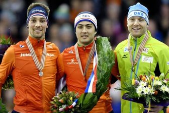 Nico Ihle endlich auf dem Podest - Nico Ihle auf dem Podest neben den überragenden Niederländern Kai Verbij und Kjeld Nuis (v. r.). Das Oval in Heerenveen war jeden Tag mit 10.500 Zuschauern ausverkauft.