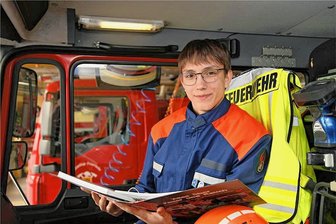 Nico und sein Team: Voller Einsatz für die Jugendfeuerwehr in Rochlitz - Nico Wegner ist Gruppenführer der Jugendfeuerwehr in Rochlitz. Für ein Video über die Wehr hat er auf dem Gruppenführersitz in einem der Einsatzfahrzeuge Platz genommen. Der 15-Jährige schätzt den Teamgeist in seiner Mannschaft. 
