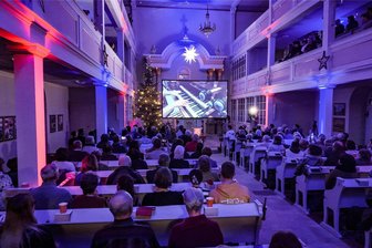Nico Wieditz rockt die Kirche von Grünlichtenberg - Die Kirche in Grünlichtenberg war zum Konzert von Nico Wieditz am Mittwoch und Donnerstag bis auf den letzten Platz besetzt.
