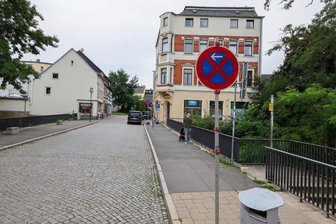 Nicolaibrücke in Glauchau macht Probleme: Wie Händler auf die Parkverbot-Entscheidung reagieren - Blick zur Nicolaibrücke in Glauchau: Direkt auf der Brücke gilt seit zwei Wochen ein Parkverbot.