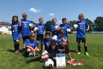 Nicolaischule gewinnt Cup-Finale in Döbeln - So sehen Sieger aus: Die Mannschaft der Zwickauer Nicolaischule in Döbeln.