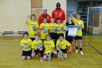 Nicolaischule ist Vorrundensieger - Das Siegerteam zusammen mit den FSV-Profis Janik Mäder (l.) und Tarsis Bonga.