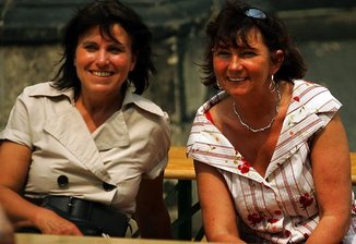 Nicolaus: "Ich bin überglücklich" - 
              <p class="artikelinhalt">Die beiden haben seit Sonntag gut lachen: Pia Findeiß (SPD, links) geht als Favoritin in die zweite Runde der Zwickauer OB-Wahl. Kerstin Nicolaus (CDU), in Hartmannsdorf als Bürgermeisterin suspendiert, wurde wieder gewählt (Foto vom SPD-Sommerfest am 31. Mai). </p>
            