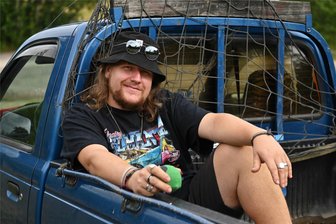 Nicos aus Rochlitz: „Von ‚Big Brother‘ noch an keinem Tag genervt“ - „Big Brother“-Teilnehmer Nicos aus Rochlitz im Pickup Ford Ranger, Baujahr 1999, der von der Familie genutzt wird. Für die Teilnahme an weiteren Shows ist er offen.
