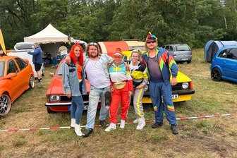 Nicos im Container von Big Brother: Jetzt reden die Opel-Freunde des Rochlitzers - Nicos (2.v.l.) muss derzeit auf seine Opel-Freunde verzichten. Wenn es gut für ihn läuft, sieht er sie erst in einigen Wochen wieder.
