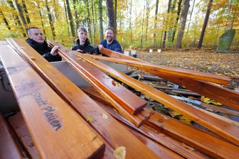 Nie aufgeklärter Diebstahl im Plauener Stadtwald: Junge Leute wollen dem Kuntze-Denkmal zu neuem Glanz verhelfen - Simon Hadlich (links) und Nils Kramer gehören zu den Schülern, die mit Werkstattleiter Markus Schneider den Gedenkort im Stadtwald in Ordnung bringen.