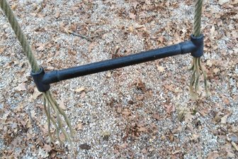 „Nie dagewesene Zerstörungswut“: Extremes Ausmaß an Schäden in Niederwiesa - Zerschnittene Seile einer Strickleiter am Klettergerüst des Waldspielplatzes.
