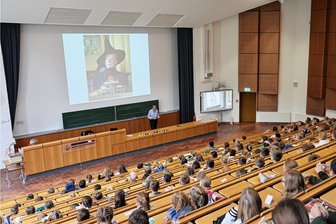 Nie wieder etwas vergessen: Zwickauer Kinder-Uni enthüllt die besten Gedächtnis-Tricks - Auch Harry Potter-Fans kamen bei Professor Laues Vorlesung zu Gedächtnistricks im Rahmen der Kinder-Uni an der Westsächsischen Hochschule auf ihre Kosten, als er ein Foto von Professor Minerva McGonagall zeigte.