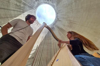 „Nie wieder Regionalliga!“: Kunstfestival „Begehungen“ startet Freitagabend in der Kulturhauptstadt im XL-Format - Im kolosshaften entkernten Kühlturm haben Soundkünstler Victor Nebbiolo di Castri und Harfenspielerin Valeria Zane aus Italien die Klanginstallation „Aural Dissipation“ entwickelt.