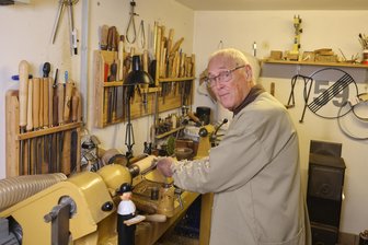 Niederalbertsdorf: Westsachse drechselt in jeder freien Minute - Siegfried Ullmann in seiner Werkstatt:. Vor allem in der Zeit, in der keine Gartenarbeit anfällt, arbeitet der Niederalbertsdorfer oft an seiner Drechselbank.
