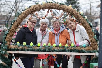Niederalbertsdorf: Zwickauerin nimmt die Herausforderung ihres Mannes an - Angelika Lopens, Gudrun Beyer, Silvia Seifferth und Ingrid Wiese (von links) gehören zum Bergaer Verein, der den Osterpfad Vogtland jedes Jahr mitgestaltet.
