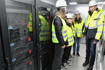 Niederbobritzsch als Modell für Stromversorgung der Zukunft - Christian Schmidt (r.) von Mitnetz Strom zeigte am Mittwoch auch Schülern der Klasse 10b der Oberschule Niederbobritzsch die Containerstation. Sie soll noch bis Mitte 2023 getestet werden.