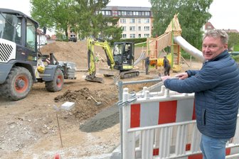 Niederbobritzsch bekommt ein neues Ortszentrum - den Biberplatz - Bauamtsleiter André Felgner an der Baustelle Bieberplatz in Niederbobritzsch.