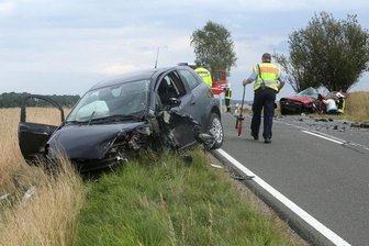 Bei dem Zusammenstoß der beiden Fahrzeuge wurden drei Menschen schwer verletzt.