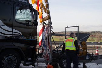 Niederdorf: Lkw prallt auf Schilderwagen -