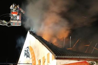 Niederdorf: Toter in Werkhalle - Ermittlungen dauern an - Gegen Ende der Löscharbeiten fanden die Feuerwehrleute einen Toten in der Werkhalle in Niederdorf. Es könnte sich um den Besitzer handeln.